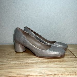 Donald Pliner Camy metallic finish round heels size 6.5